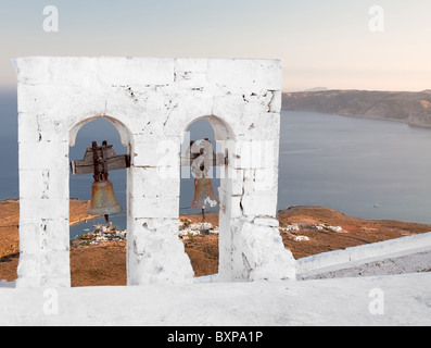 Der kleine Glockenturm einer Kirche mit Blick auf das Dorf Avlemonas in Kithira Insel, Griechenland Stockfoto