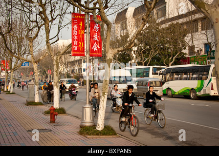 Morgen pendeln auf einer Hauptstraße in Suzhou, Provinz Jiangsu, China. Stockfoto