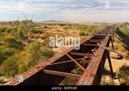 Eisenbahnbrücke über Gregory Creek auf der alten Ghan Railway in Süd-Australien outback Stockfoto