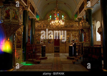 Vorbereitungen für das Abendgebet in der Kirche der Heiligen Dreifaltigkeit, Heybeliada, Türkei Stockfoto