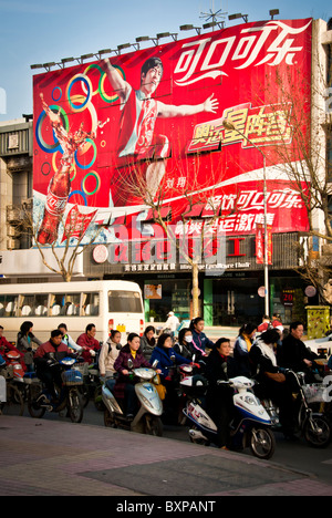 Morgen pendeln auf einer Hauptstraße in Suzhou, Provinz Jiangsu, China. Stockfoto