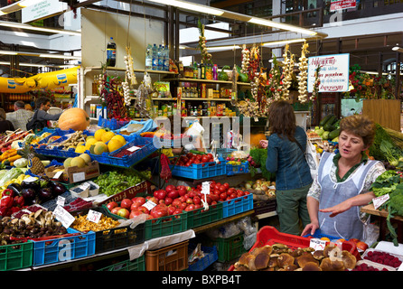 Kunden in der Markthalle im Zentrum Stadt, Wroclaw, Polen Stockfoto