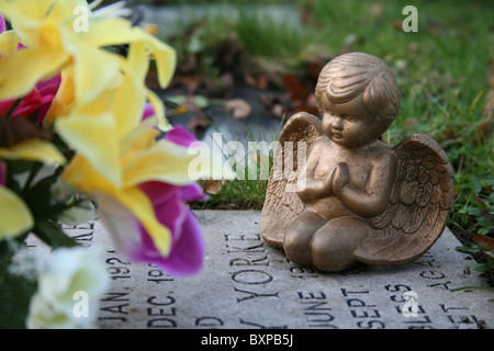 Eine goldene betender Engel Figur kniete auf einem Grab Stockfoto