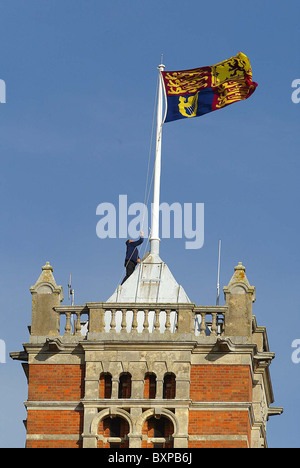 Die königliche Standarte des Vereinigten Königreichs wird vor der Ankunft der RRH Elizabeth II ausgelöst. Stockfoto