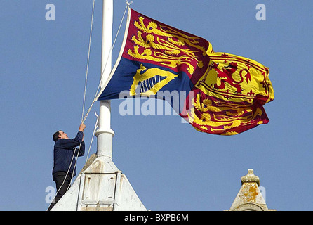 Die königliche Standarte des Vereinigten Königreichs wird vor der Ankunft der RRH Elizabeth II ausgelöst. Stockfoto