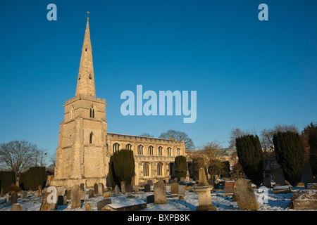 Str. Andrews Kirche und Friedhof bedeckt im Schnee gegen strahlend blauen Himmel, Cambridge, UK Stockfoto