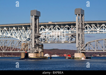 Ein uns Navy Virginia schnellen Angriff u-Boot Klasse durchläuft die offene Amtrak Thames River Lift-Brücke in Connecticut Stockfoto