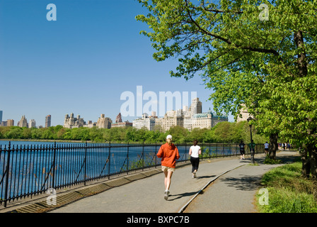 Das Reservoir, jogging-Pfad, mit Blick auf den Central Park West Skyline, Central Park, New York City. Stockfoto