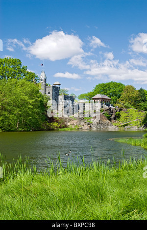 Schloss Belvedere und Schildkrötenteich, Central Park, New York City. Stockfoto