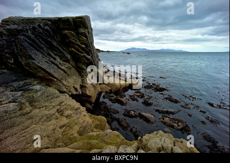 Die Insel Rum, in der Nähe der Ortschaft Elgol auf der Isle Of Skye in Schottland über Loch Skavaig aus gesehen Stockfoto