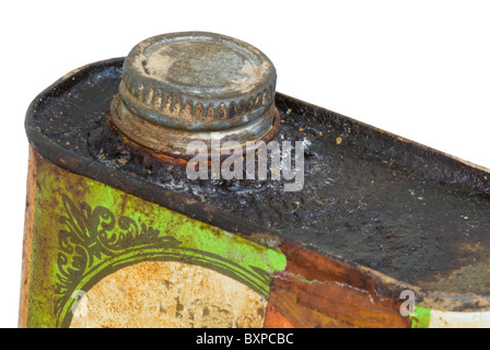 Isolierte Seitenansicht der alten Metall kann zeigen ölige Korrosion mit stecken Deckel. Stockfoto