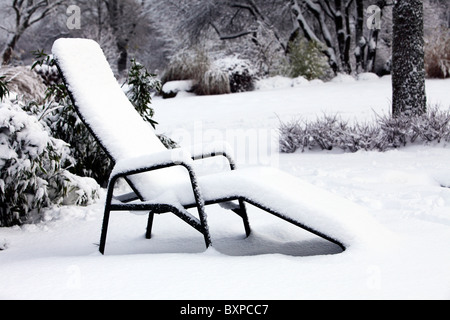 Winter in einem Park, schneebedeckten innen- und Außenbereiche. Ruhige, einsame Atmosphäre. Gruga-Park, Essen, Deutschland Stockfoto