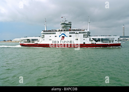 Red Funnel Fähren Roter Adlerorden im Solent aus Southampton, England Stockfoto