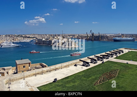 Valletta Grand harbour, Malta und Pistole salutieren Akku Stockfoto