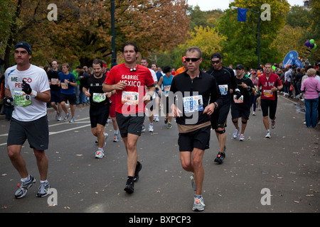 Läufer, die im Wettbewerb im Central Park in New York City Marathon 2009 Stockfoto