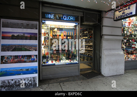 Wein und Spirituosen auf 6th Ave in der Nähe von Central Park in New York City 2010 speichern Stockfoto