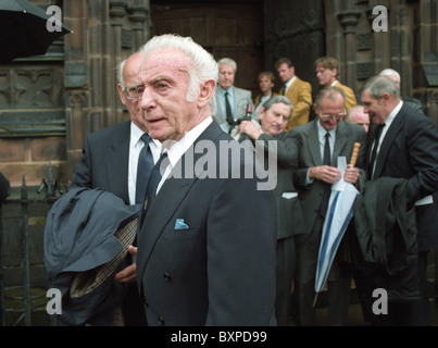 Sir Stanley Matthews bei der Beerdigung des englischen Fußball-Legende Billy Wright in St. Peters Church in Wolverhampton. Stockfoto