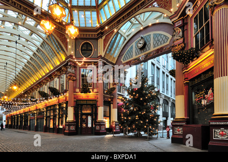 Weihnachtsbaum in Leadenhall Market, City of London, England, UK Stockfoto