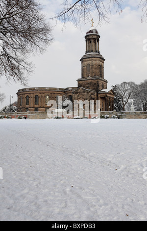 Auf einem sehr kalten Wintern Tag gesehen, St Chads Kirche in Shrewsbury, eine der wenigen Kirchen mit einem kreisförmigen Kirchenschiff. Stockfoto