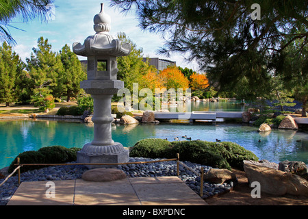Steinlaterne Kasuga ziert einen Aussichtspunkt am Japanese Friendship Garden in Phoenix, Arizona Stockfoto