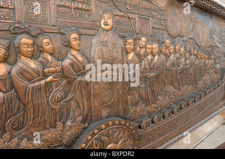 Bronzetafel an der Wand durch den Canal Grande in Yangzhou Jiangsu Provinz in China Stockfoto