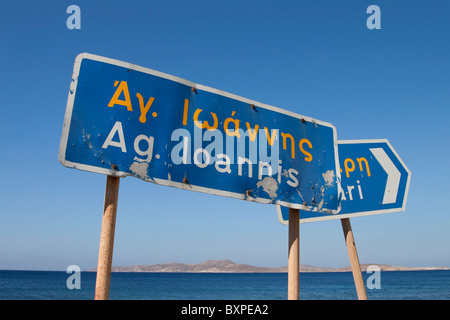 Verkehrszeichen, Agios Ioannis und Kapari auf der Insel Mykonos, Cyclades Stockfoto