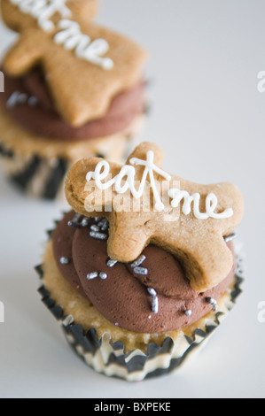 Cupcakes mit Lebkuchen Person an der Spitze, das sagt mir zu essen Stockfoto