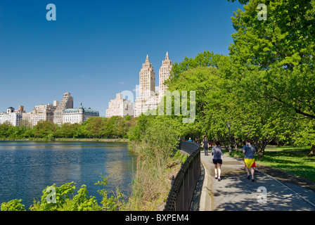 Das Reservoir, jogging-Pfad, mit Blick auf den Central Park West Skyline, Central Park, New York City. Stockfoto