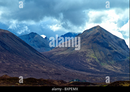 Die Berge von Bla Bheinn (Blaven) und Marsco, in der Nähe der Ortschaft Sligachan auf der Isle Of Skye in Schottland entnommen Stockfoto