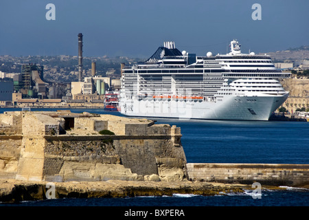 MSC Kreuzfahrten Kreuzfahrtschiff Splendida in den Grand Harbour von Valletta auf Malta festgemacht Stockfoto