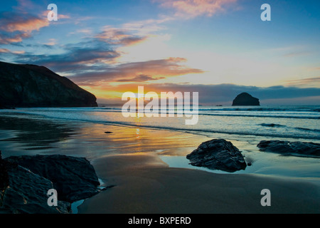 Anderen Ende des Strandes bei Trebarwith Strand Nord Cornwall UK entnommen, auf einen Winter-Abend bei Sonnenuntergang Stockfoto