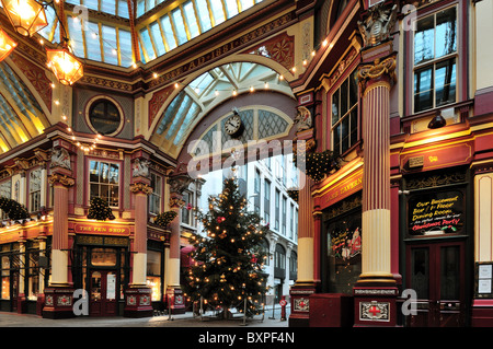 Weihnachtsbaum in Leadenhall Market, City of London, England, UK Stockfoto