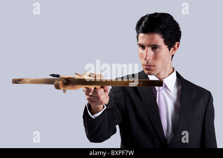 Moderne Unternehmer mit dem Ziel mit einer Armbrust (isoliert auf grau) Stockfoto