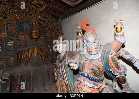 Buddha + Dharma/Guardian. Hängende Kloster, Xuankong Tempel, Hunyuan Datong City, County, China. Stockfoto