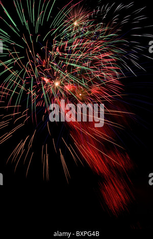 Spektakuläre Feuerwerk am Kerl Fawkes Nacht erleuchten den dunklen Himmel über Dundee, UK Stockfoto