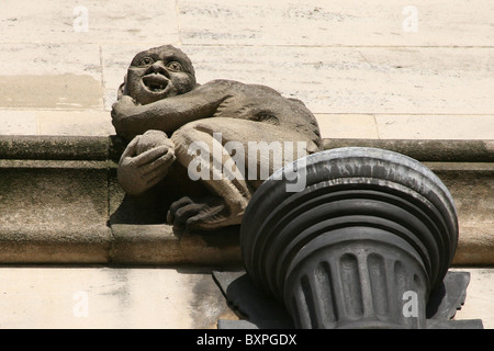 Nahaufnahme von einem frechen Gargoyle unterhalb der Magdalen College Great Tower in Oxford Stockfoto