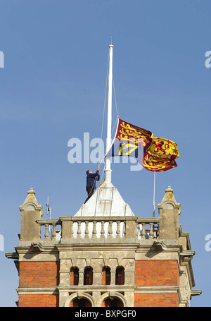 Die königliche Standarte des Vereinigten Königreichs wird vor der Ankunft der RRH Elizabeth II ausgelöst. Stockfoto