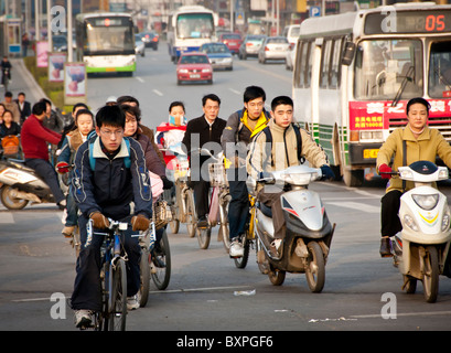 Morgen pendeln auf einer Hauptstraße in Suzhou, Provinz Jiangsu, China. Stockfoto