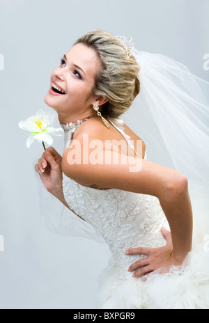 Porträt des freudigen Braut, die Blume in der hand und lachen beim Blick nach oben Stockfoto