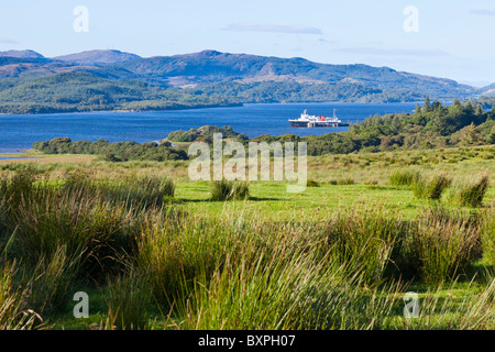 Die CalMac-Fähre (Caledonian MacBrayne) nach Islay in West Loch Tarbert bei Kennacraig auf der Halbinsel Kintyre, Argyll & Bute, Schottland. VEREINIGTES KÖNIGREICH Stockfoto