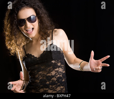 Foto von fröhlichen Mädchen tragen Sonnenbrillen und schwarzen Tanktop Freude Stockfoto