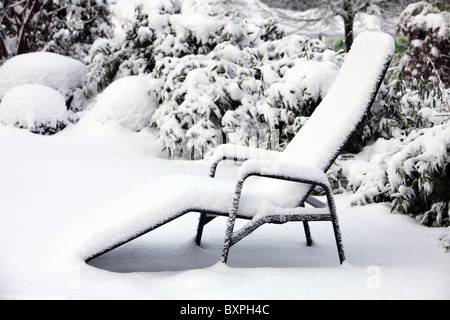 Winter in einem Park, schneebedeckten innen- und Außenbereiche. Ruhige, einsame Atmosphäre. Gruga-Park, Essen, Deutschland Stockfoto