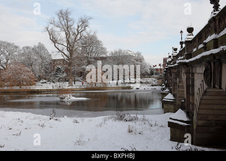 Frost im Dezember in Shrewsbury, den Fluss Severn hier eingesehen wird teilweise an der englischen Brücke eingefroren. Stockfoto