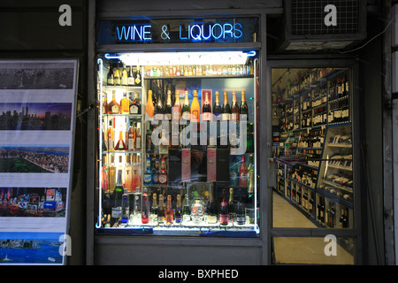Wein und Spirituosen auf 6th Ave in der Nähe von Central Park in New York City 2010 speichern Stockfoto