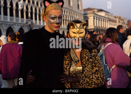 paar mit Katze Masken auf dem Karneval von Venedig Stockfoto