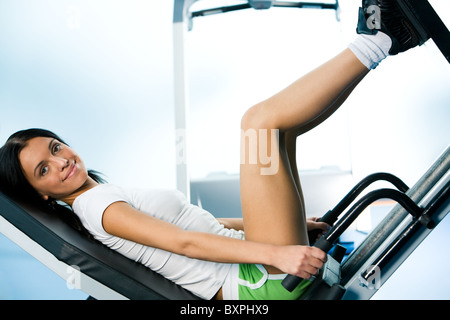 Bild von schönen Mädchen am TrainergerГ liegen und Blick in die Kamera Lächeln Stockfoto