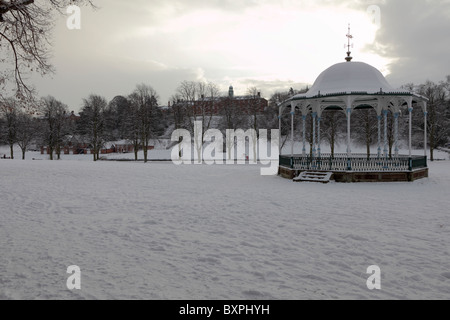 Der Musikpavillon im The Quarry bekannt, an einem bitter kalten Dezember Nachmittag im Winter aus östlicher Sicht betrachtet. Stockfoto