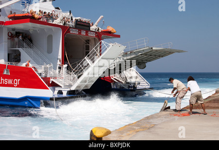 Highspeed-Fähre Andocken an den neuen Hafen auf der Insel Mykonos, Cyclades Stockfoto