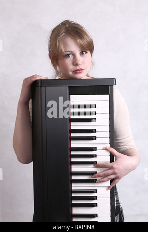 März 2008 - Junge blonde Musikerin mit ihrem Keyboard Stockfoto