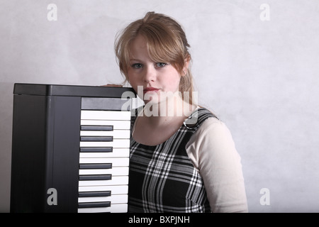 März 2008 - Junge blonde Musikerin mit ihrem Keyboard Stockfoto